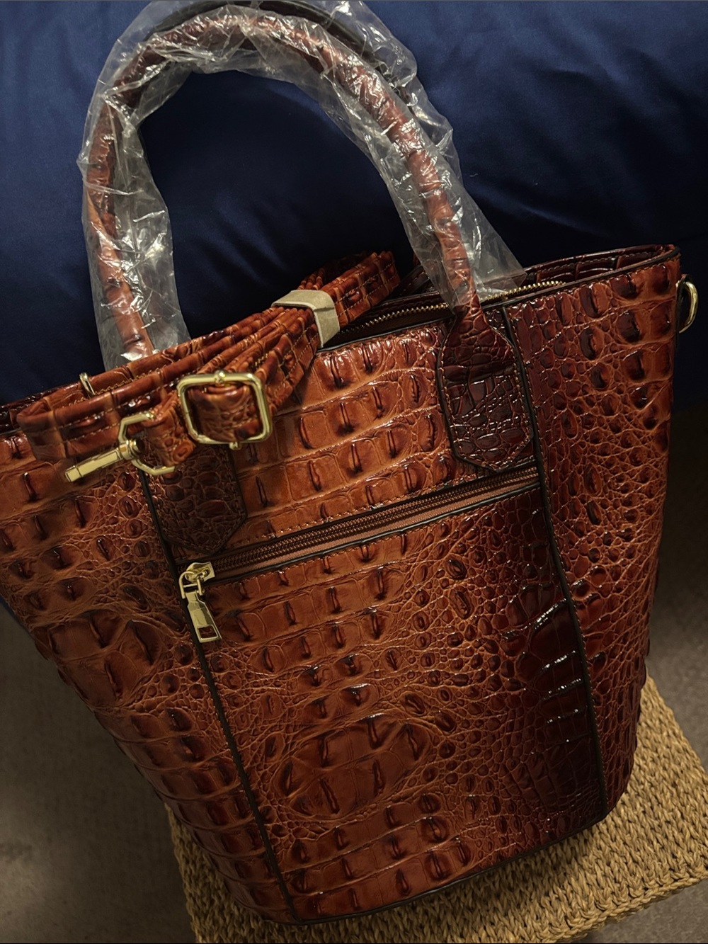 Croc-Embossed Faux Leather Tote Bag with Crossbody Strap in Brown - Picture 4 of 10